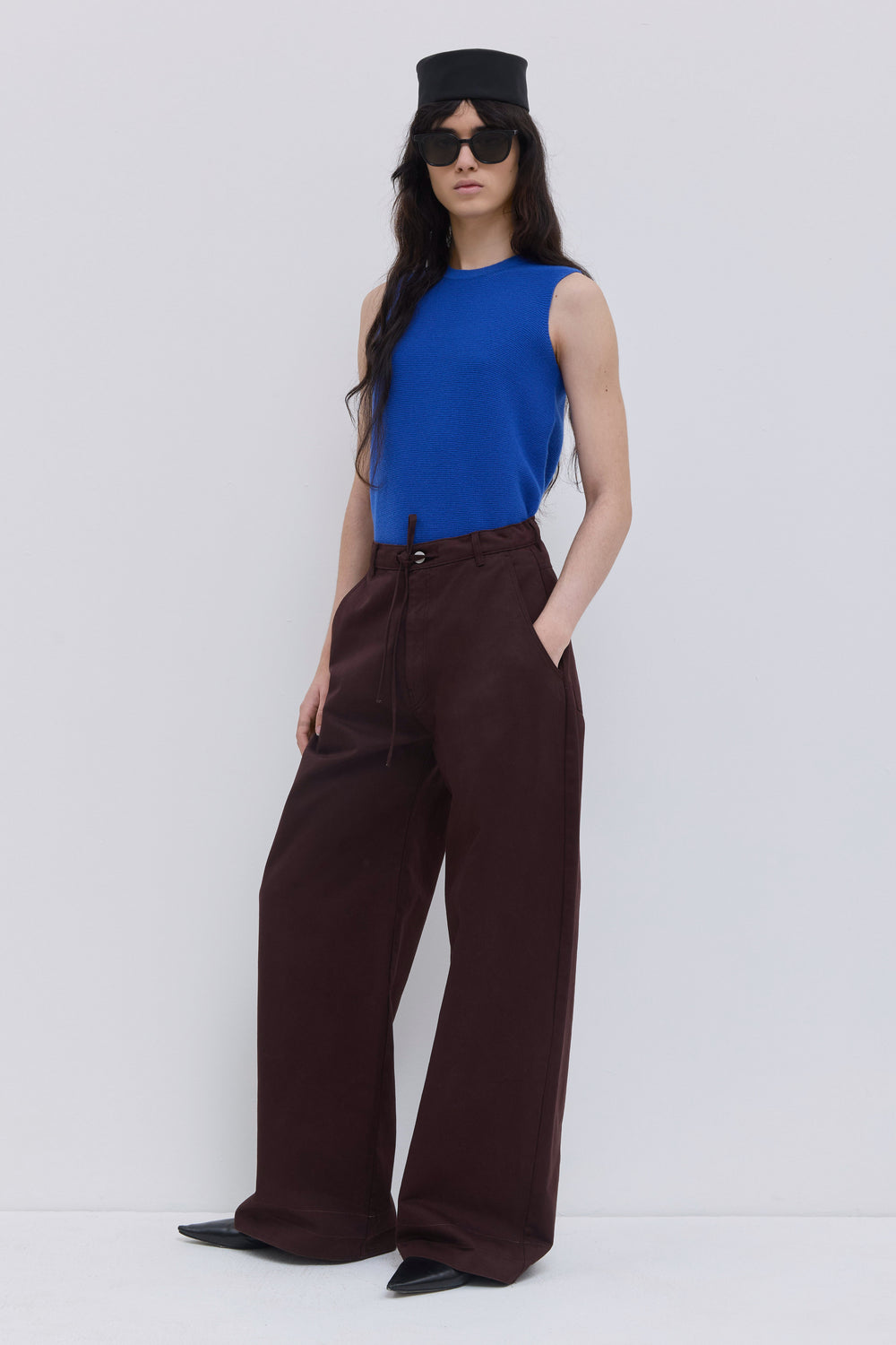 Plum barrel-leg trousers in organic cotton featuring a curved wide-leg shape, side pockets and drawstring waistband.