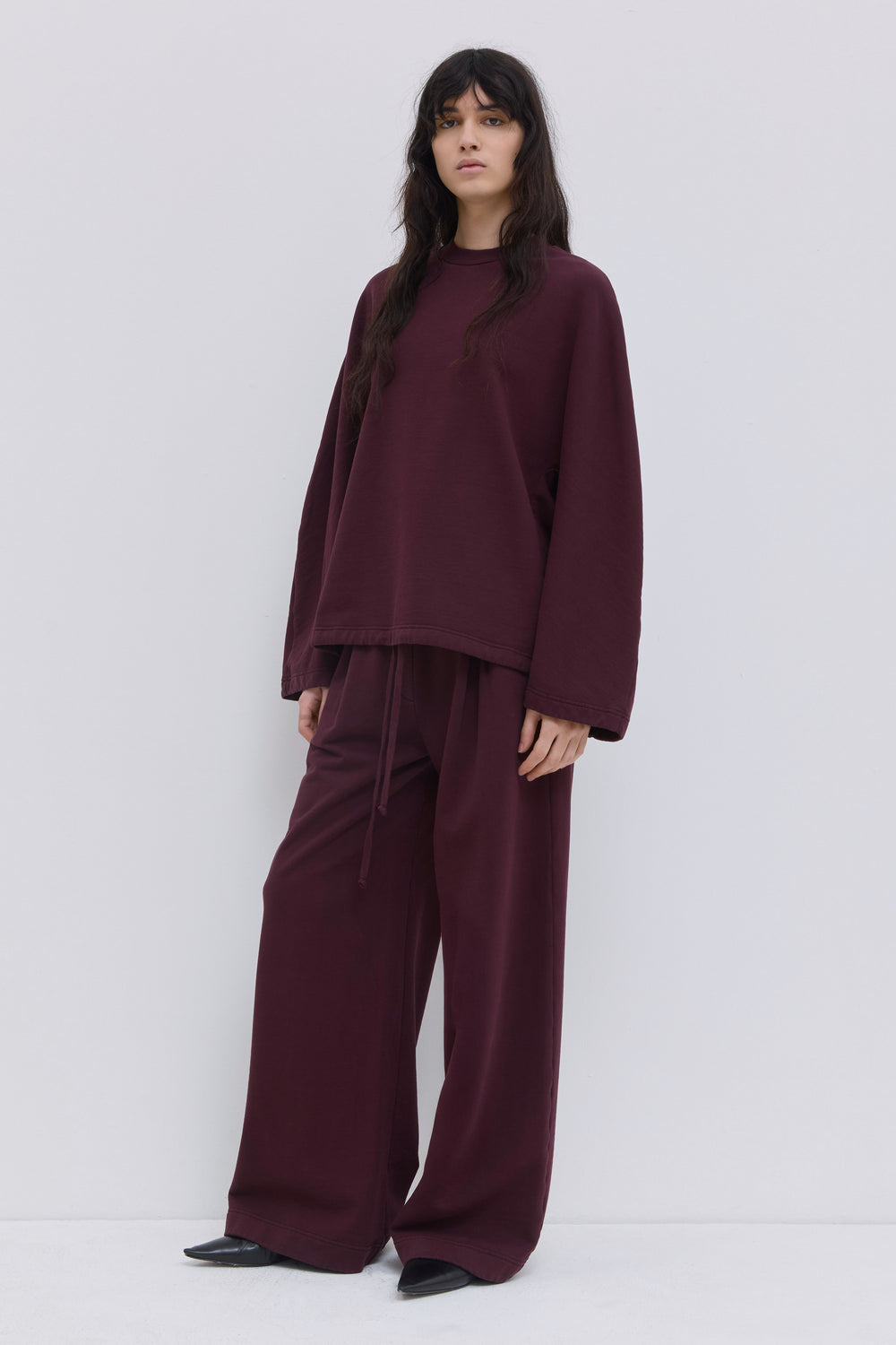 Relaxed burgundy sweatpants in garment-dyed jersey with a soft finish.