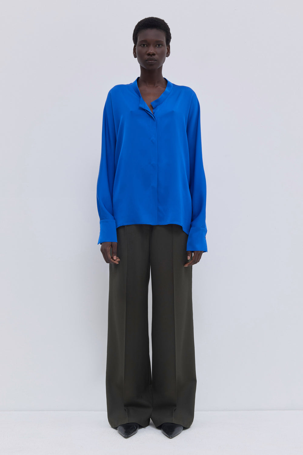 Relaxed-fit dark forest trousers in 100% virgin wool.