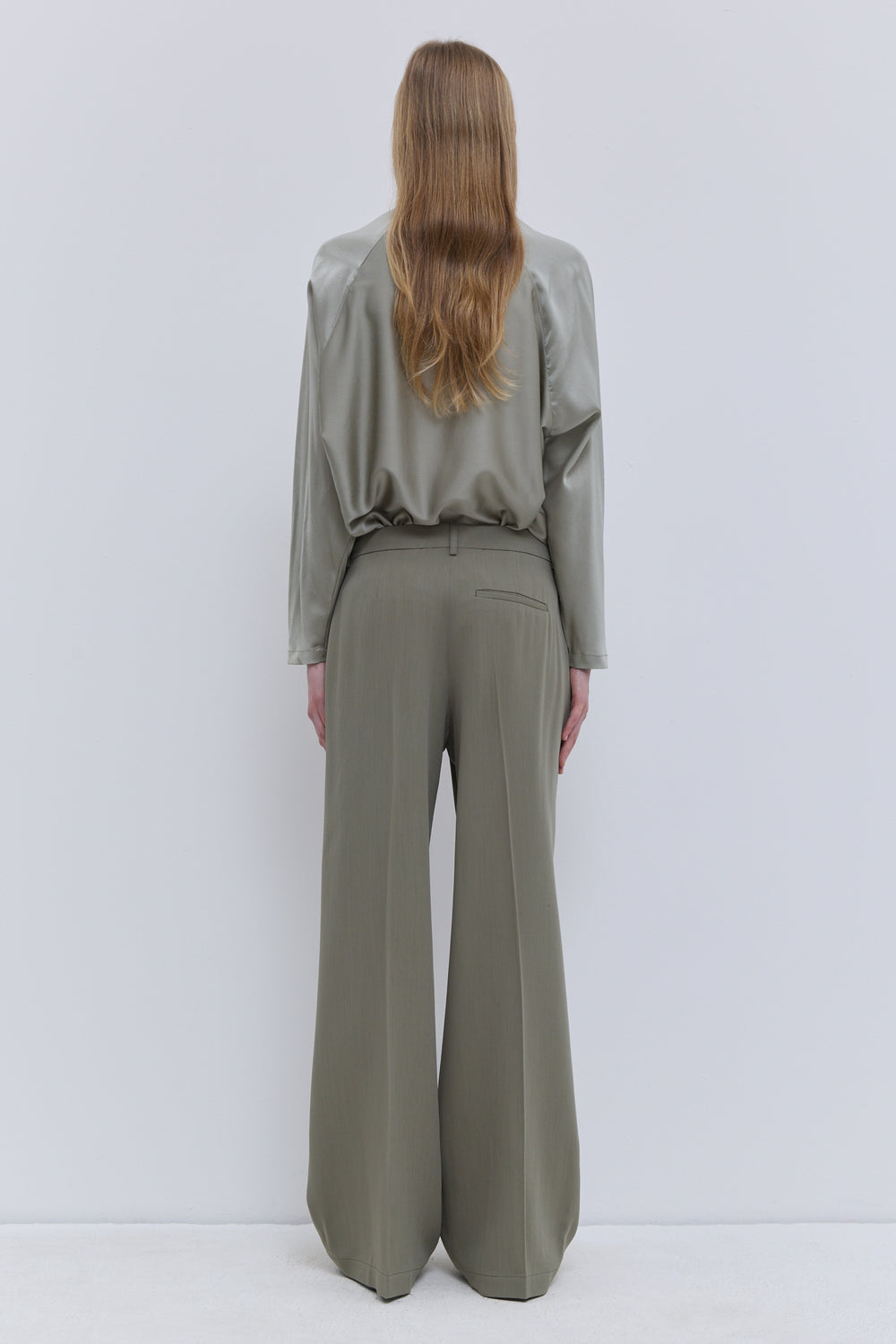 Concrete silk top with round neckline and long sleeves